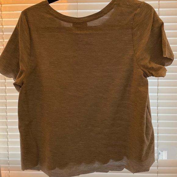 Short sleeve top with scalloped sleeves - Picture 3 of 3